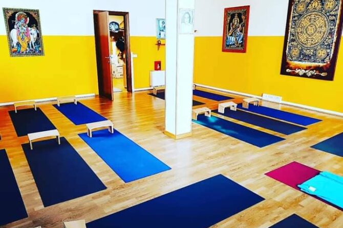 LEZIONI DI YOGA  GRATUITE DI ” PROVA ” AL DHARMA NEL MESE DI MAGGIO  Da  lunedì 19 giugno  verranno sospesi i corsi di yoga per la pausa estiva e riprenderanno a settembre  con l…