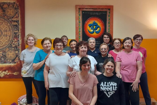 ” IL GRUPPO GIOIOSO , SANTOSHIA ” … uno degli 11 gruppi settimanali del DHARMA YOGA ”

LE MIE RAGAZZE  DEL MERCOLEDI SERA TURNO DELLE 20.30 … ” GRUPPO GIOIOSO ”    (manca …