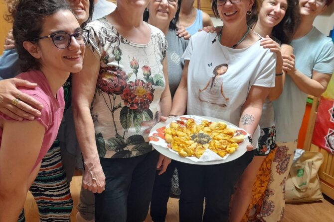 Le mie ragazze del lunedì sera . Gruppo di yoga  delle 20.30 !  Qui , come in tutti i gli 11 gruppi settimanali ,  si sente il    In questa foto mancano Alessandra , Monica , Rosan…