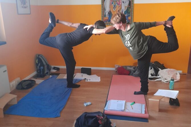 IERI 9 NOVEMBRE …SECONDO ANNO  SCUOLA INTENSIVO DI YOGA . ( TERZO CICLO ) .

CHI SI ADDENTRA CON CUORE NEL PERCORSO DELLA CONOSCENZA DELLO YOGA , NE VIENE AMOREVOLMENTE ATTRATTO …