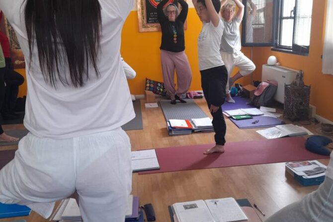CHE COS È LO YOGA PER I NOSTRI ALLIEVI DELLA FORMAZIONE ISTRUTTORI ?
È UN PERCORSO PRIMA DI TUTTO PER SE STESSI DI CONOSCENZA, STUDIO , CONDIVISIONE , APPLICAZIONE . LO YOGA …